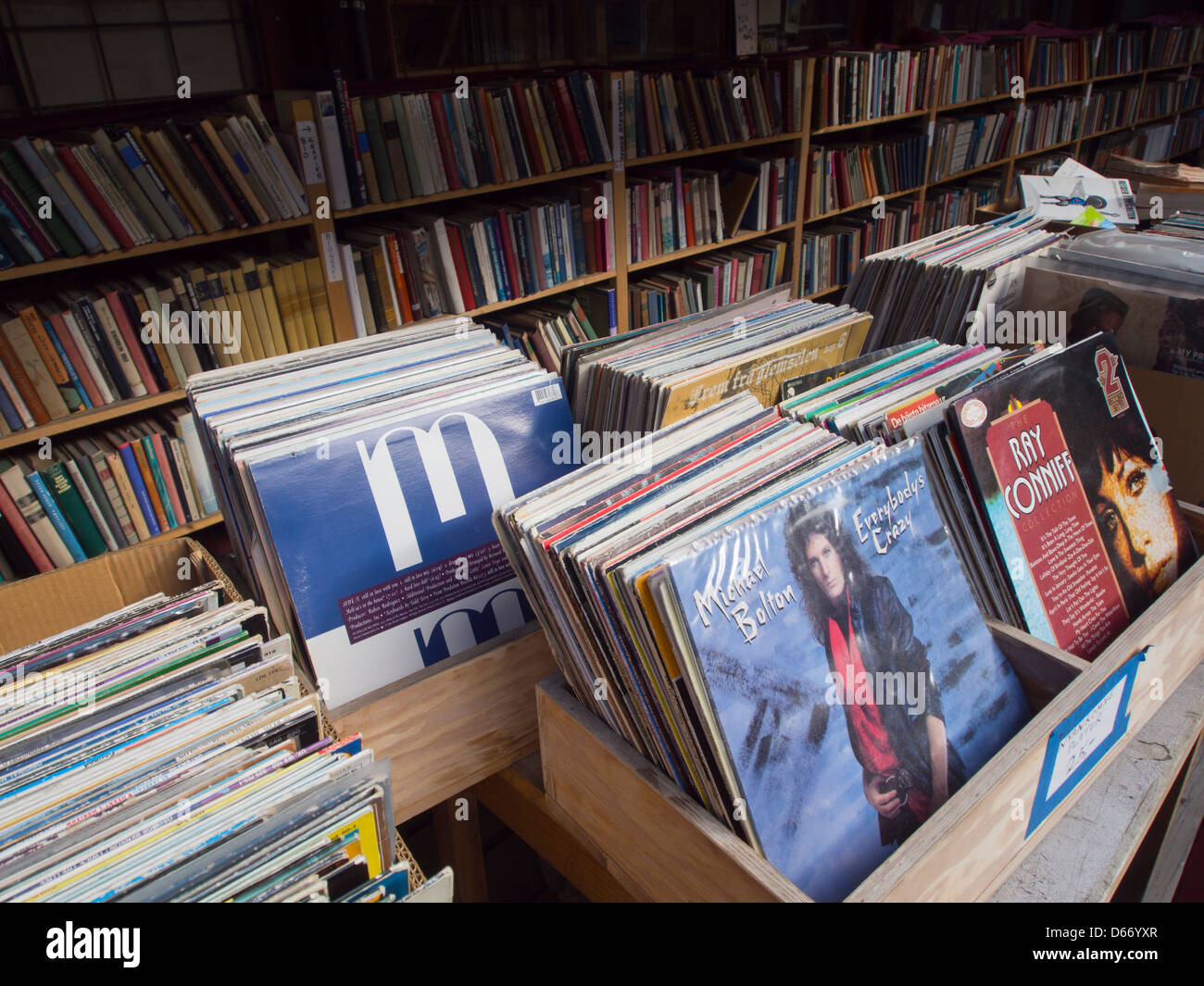 I record di LP in vinile e vecchi libri in vendita in un negozio di parsimonia in Oslo Norvegia Foto Stock