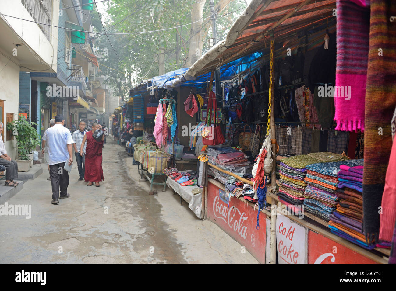 Una strada stretta in Majnu Ka Tila campo profughi tibetano in Delhi, India Foto Stock