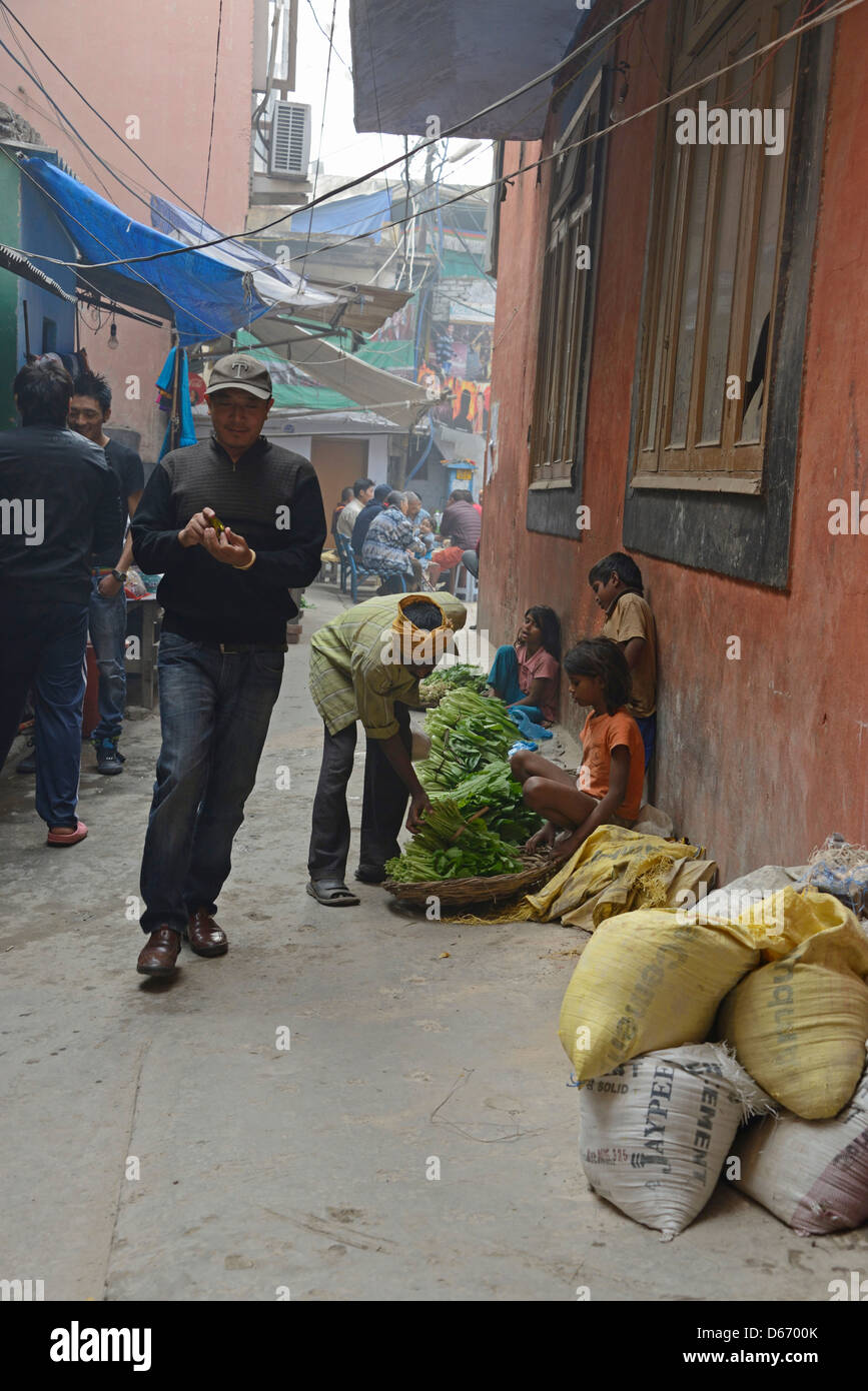 Uno dei passaggi nelle Majnu Ka Tila campo profughi tibetano in Delhi, India Foto Stock