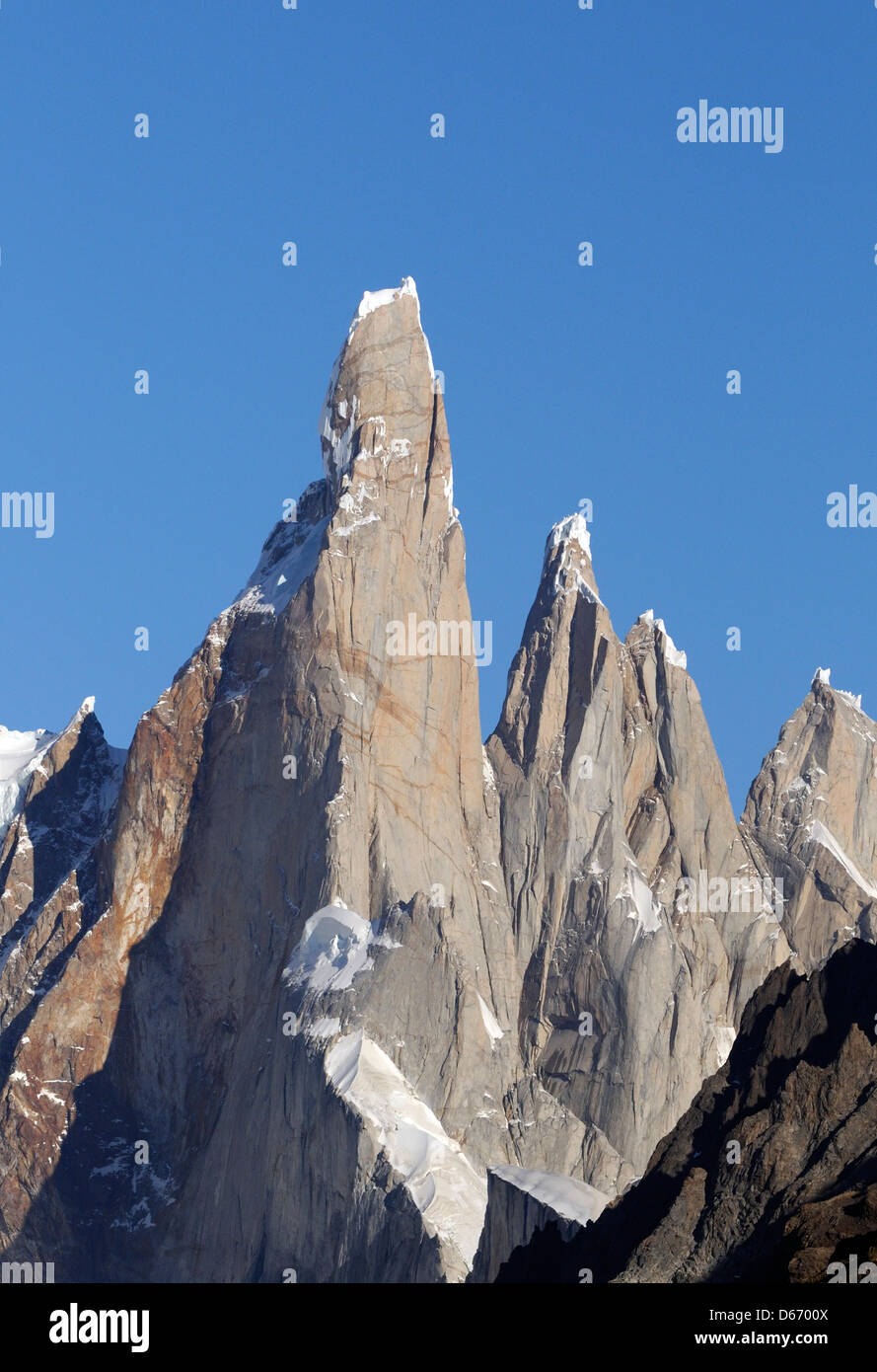 La parte superiore della torre di granito del Cerro Torre. A destra del Cerro Torre sono il Cerro Torre Egger e Standhardt. Foto Stock La parte superiore della torre di granito del Cerro Torre. A destra del Cerro Torre sono il Cerro Torre Egger e Standhardt. Foto Stock