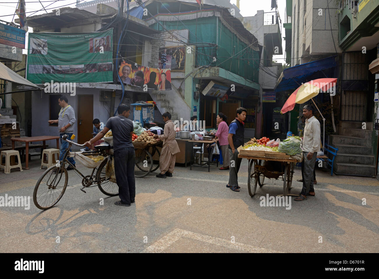 La piazza principale nel centro del campo profughi tibetano Majnu Ka Tila a Delhi, India Foto Stock