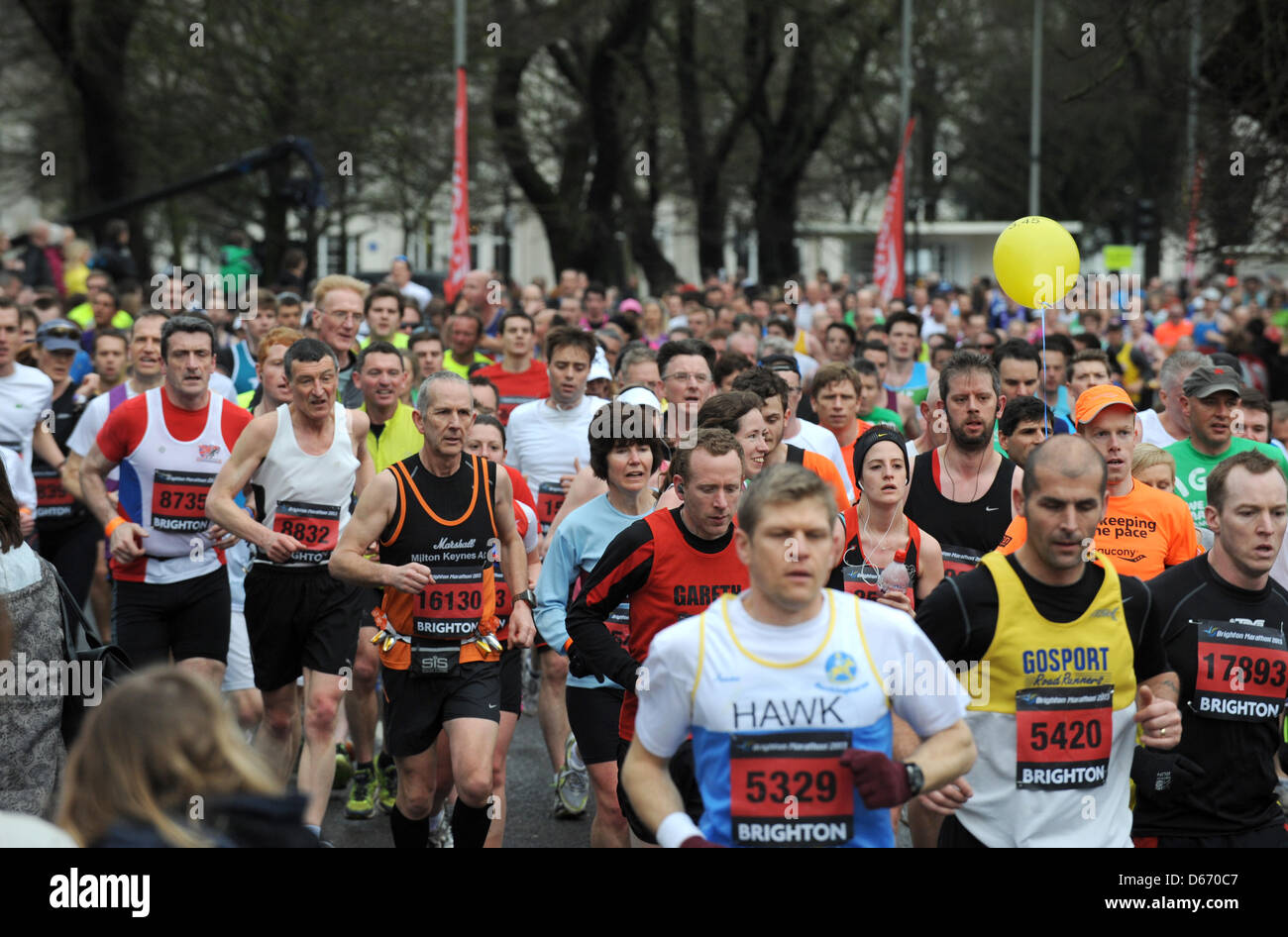 Brighton Regno Unito 14 aprile 2013 - guide testa attraverso il centro della città all'inizio di questo decennio Brighton Marathon Foto Stock