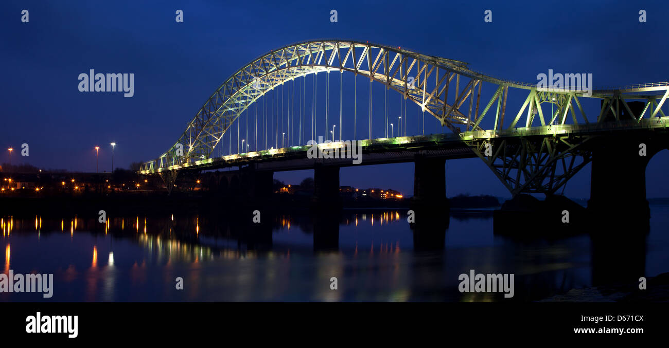 Runcorn Bridge di notte Foto Stock