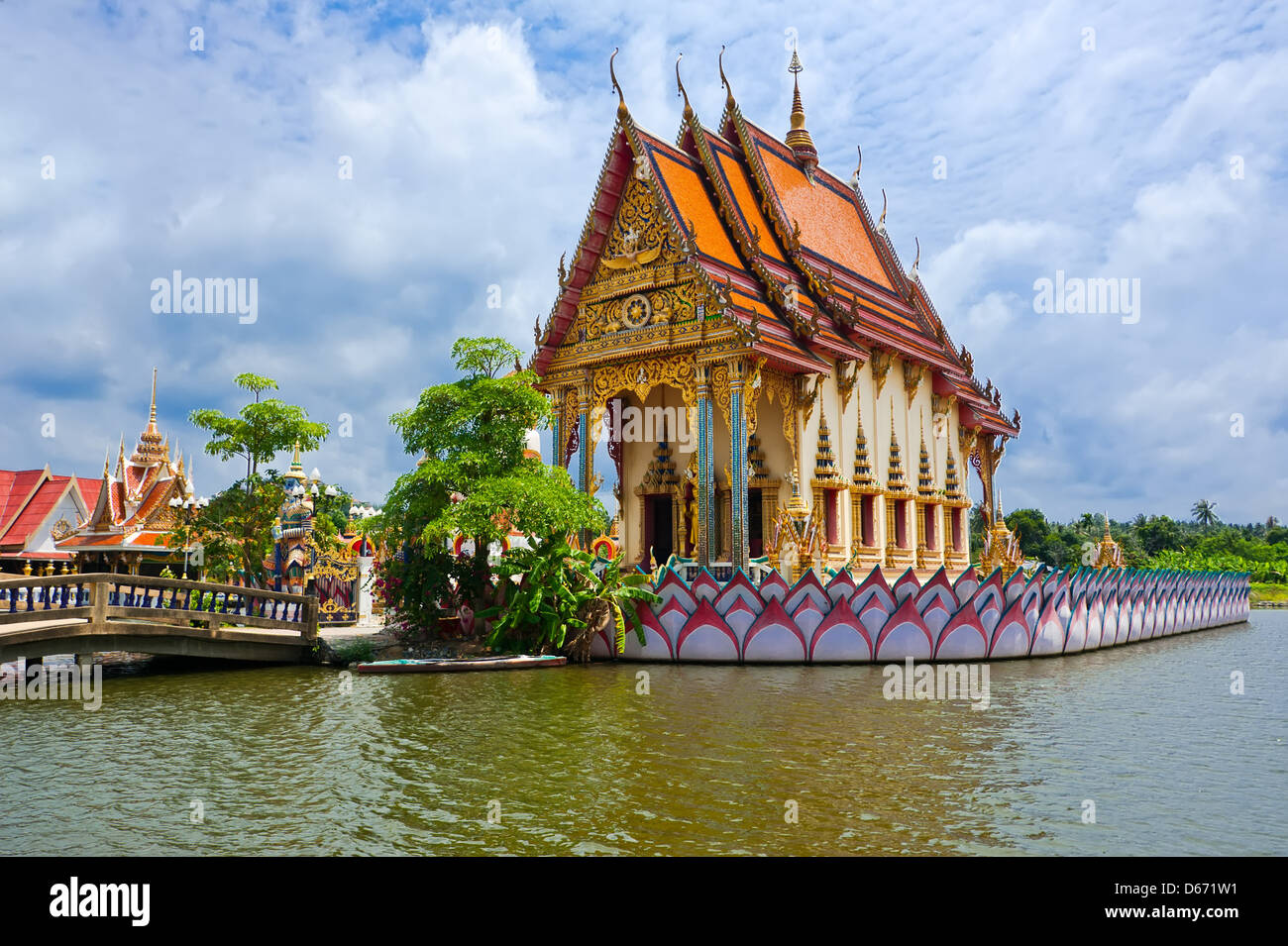 La pagoda buddista, che fa parte del complesso del tempio Wat Plai Laem sull'isola di Samui. Thailandia Koh Samui Foto Stock