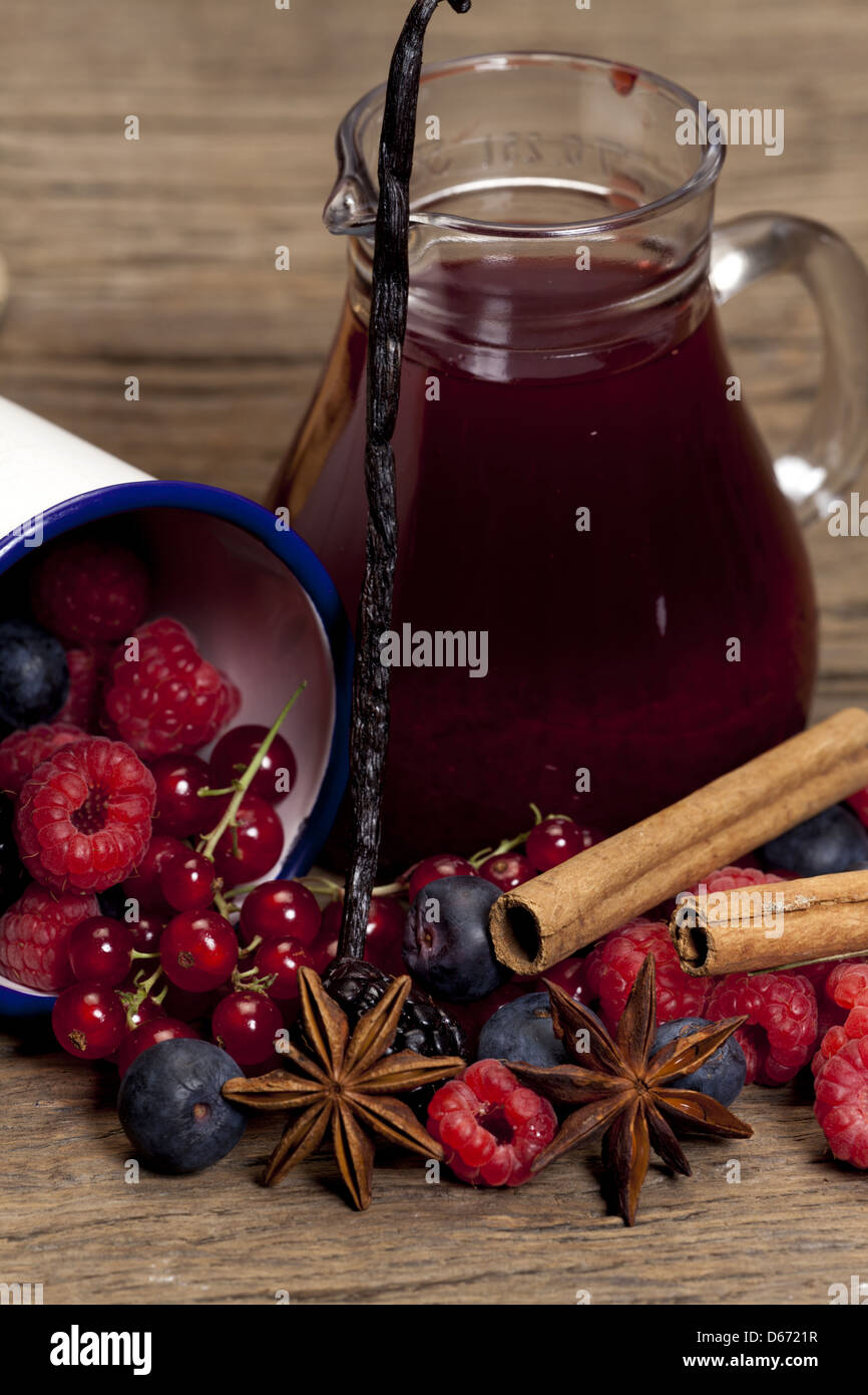 Gli ingredienti freschi per un tradizionale berry jelly Foto Stock