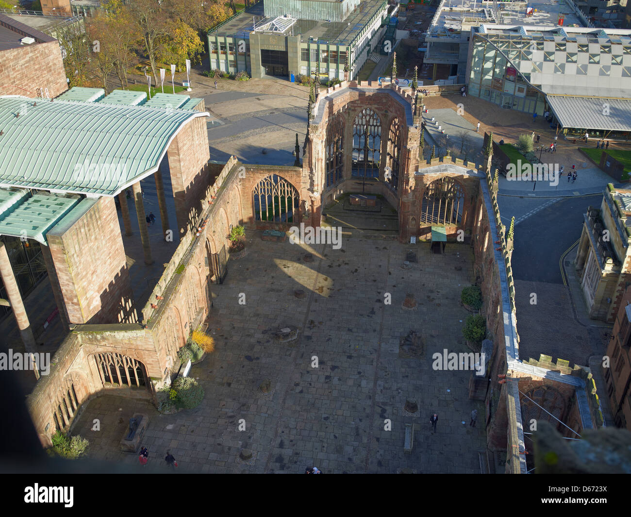 St Michael's,Cattedrale Coventry, Inghilterra. Visualizza in basso a bombardato e rovinato navata centrale del duomo vecchio con uno nuovo da Spence sulla sinistra Foto Stock