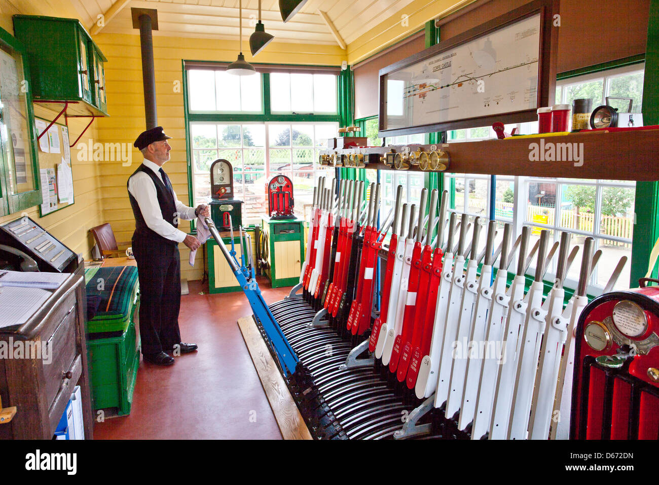 Segnalatore Geoff Truscott al lavoro nella casella segnale a Corfe Castle stazione sul conserve di Swanage Railway Dorset England Regno Unito Foto Stock