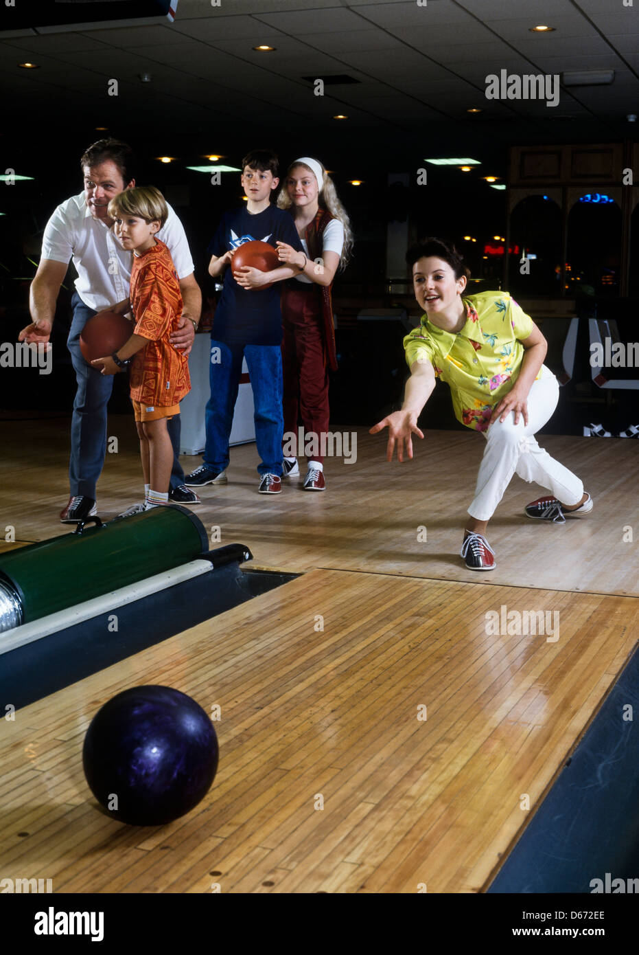 Una famiglia in una pista da bowling a 10 pin, Skegness, Lincolnshire Foto Stock