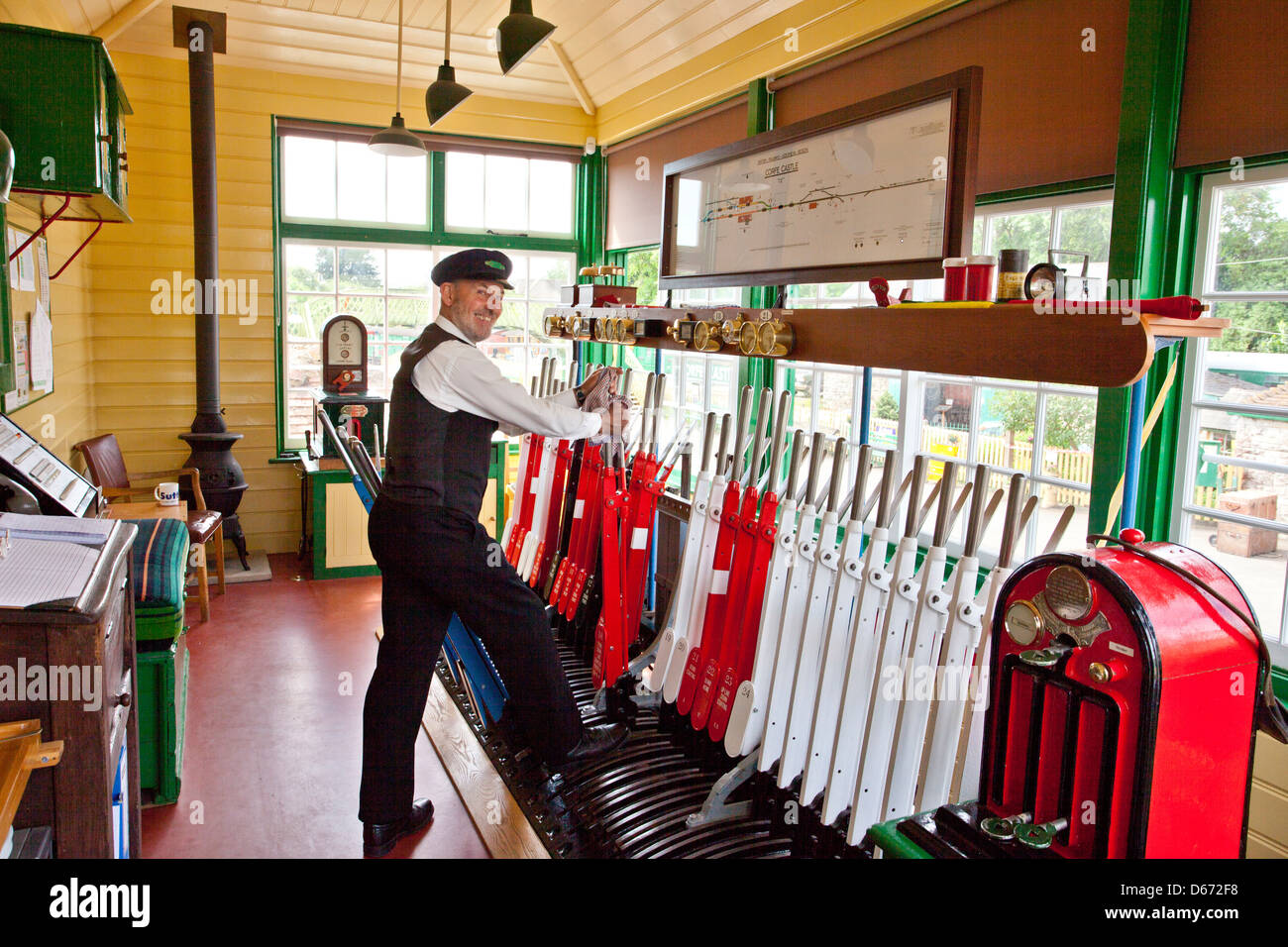 Segnalatore Geoff Truscott al lavoro nella casella segnale a Corfe Castle stazione sul conserve di Swanage Railway Dorset England Regno Unito Foto Stock