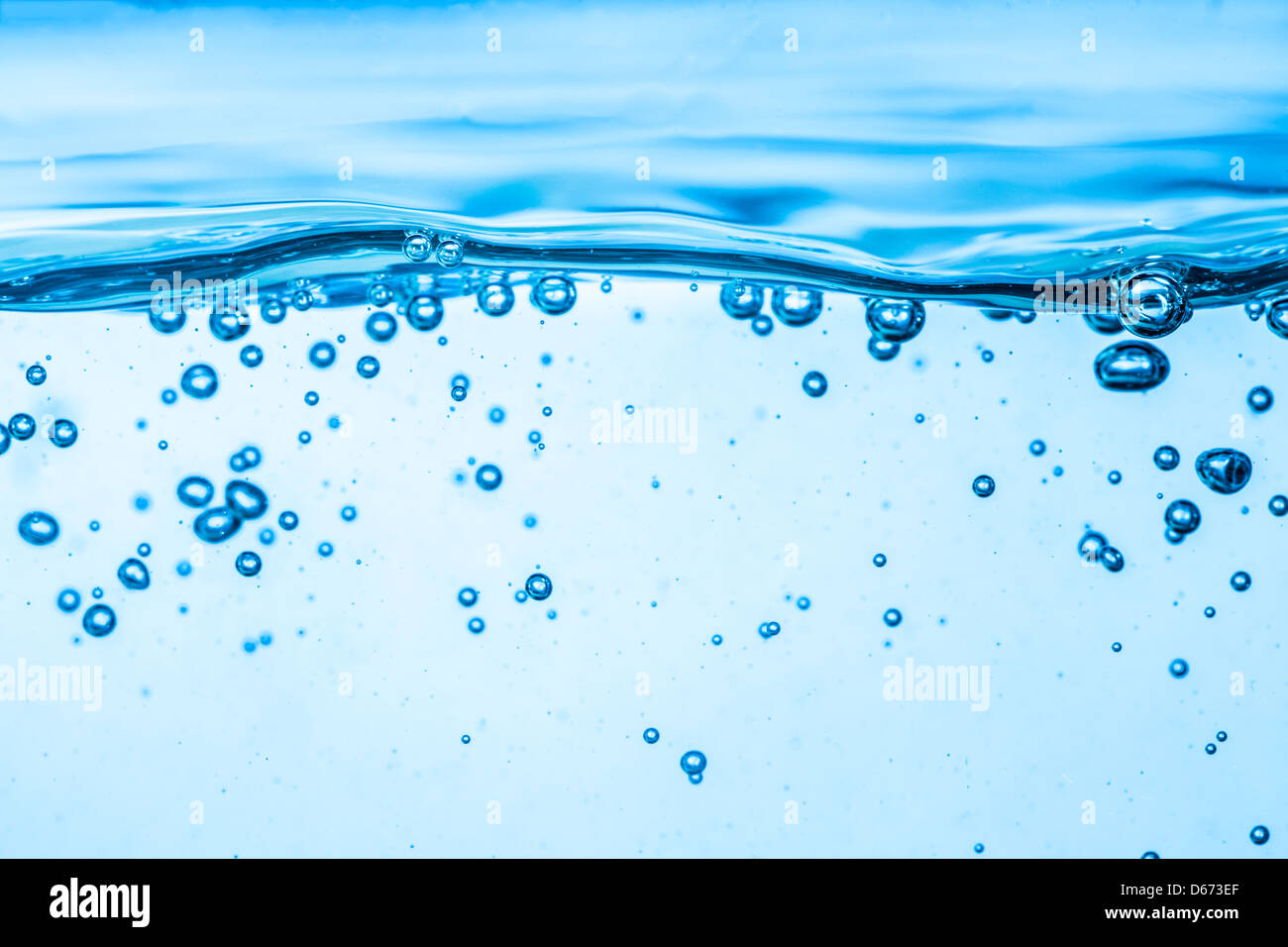 Molte bolle in acqua vicino fino Foto Stock