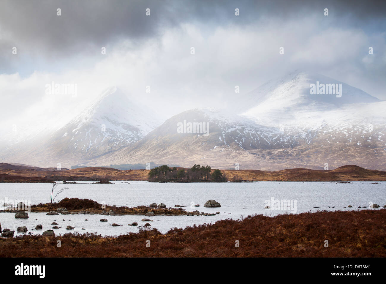 Lochan nah achlaise con le montagne della quantità di colore nero in background sul Rannoch Moor nelle Highlands occidentali della Scozia Foto Stock