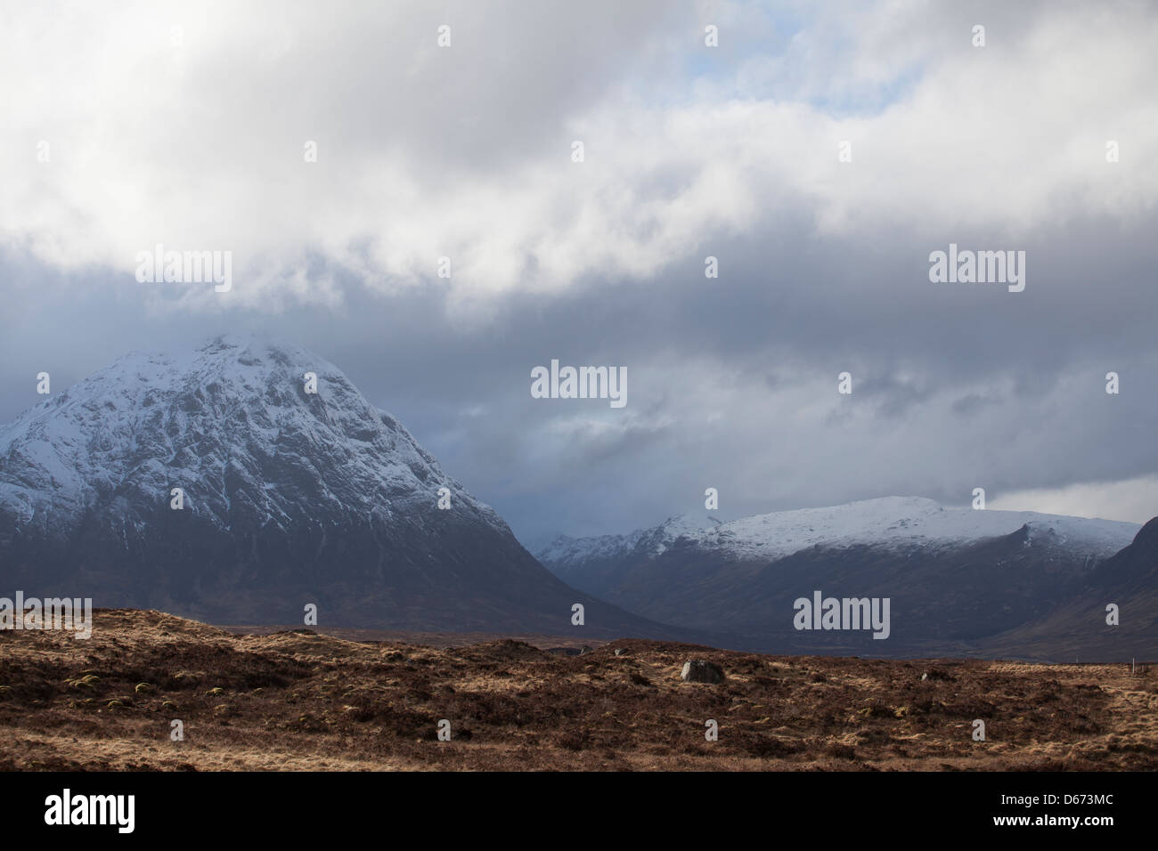 Buachaille Etive Beag che sorge all'entrata di Glen Coe nelle Highlands occidentali della Scozia Foto Stock