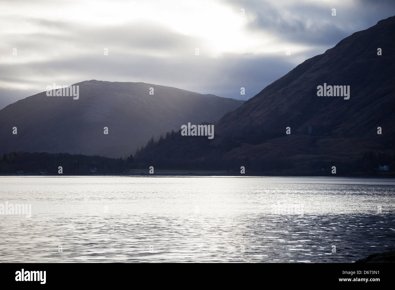Loch Linnhe presa al tramonto con le montagne stagliano Foto Stock