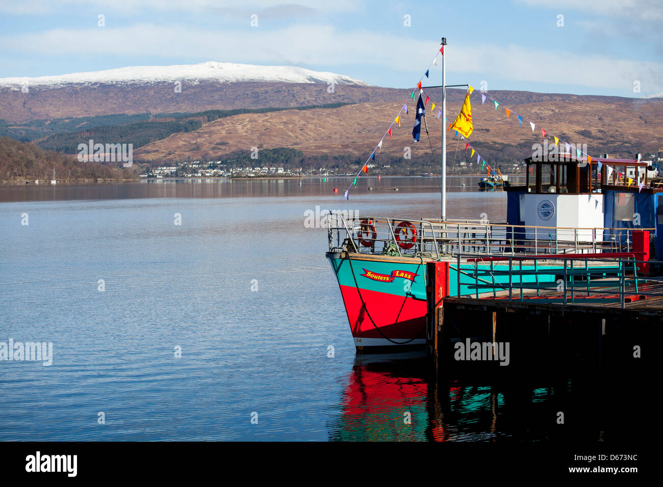 Loch Linnhe preso dal vicino a Fort William nelle highlands Occidentali con una barca in primo piano Foto Stock