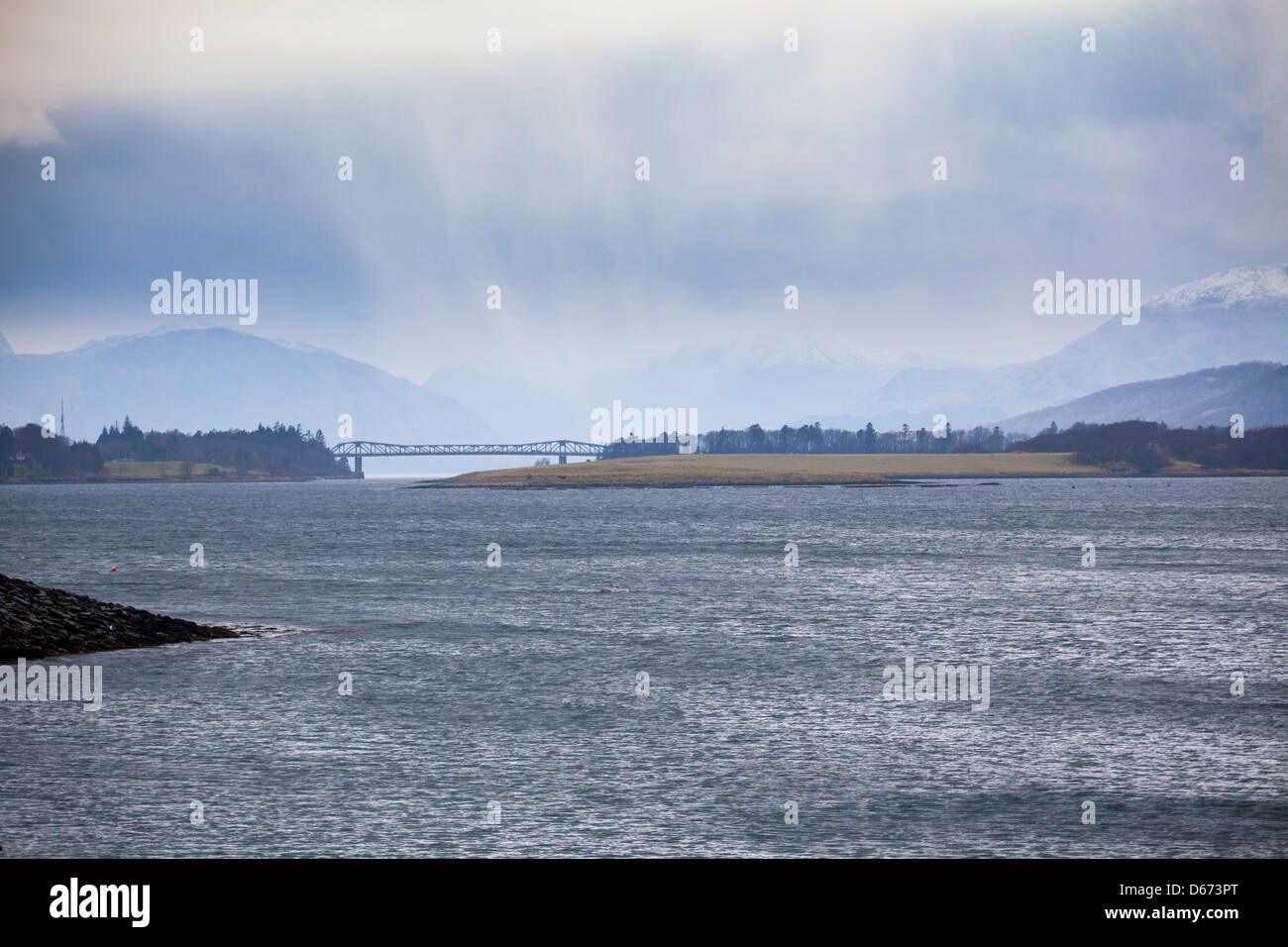 Il ponte sul Loch Leven su un punto particolarmente tempestoso e minaccioso giorno nelle Highlands occidentali della Scozia Foto Stock