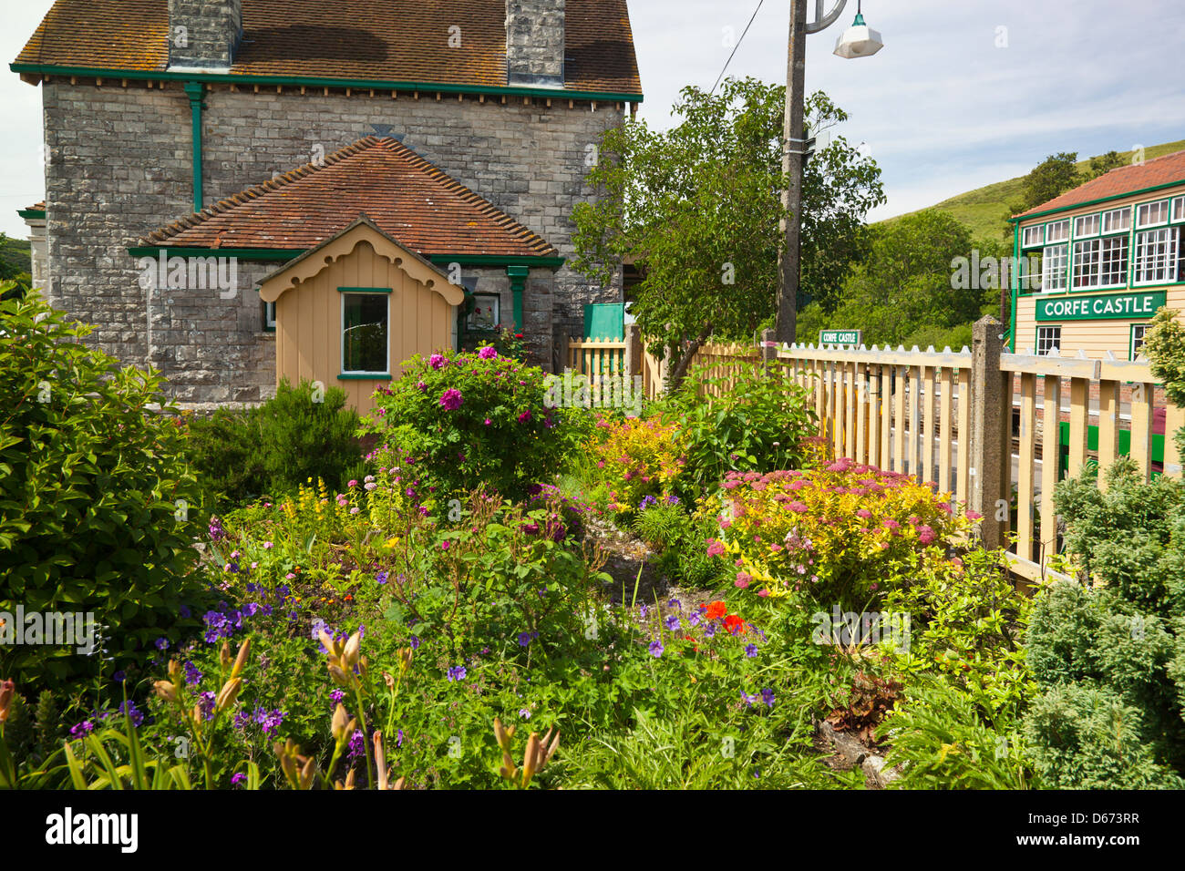 Il stationmasters la casa e il giardino a Corfe Castle su conserve di Swanage Railway Dorset England Regno Unito Foto Stock