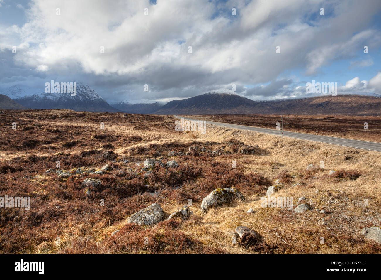 La A82 in esecuzione in Glen Coe nelle Highlands occidentali della Scozia Foto Stock