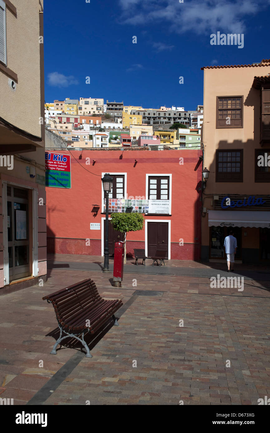 Paesaggio urbano: la strada e la casa sulla collina nella città di San Sebastian de la Gomera Foto Stock