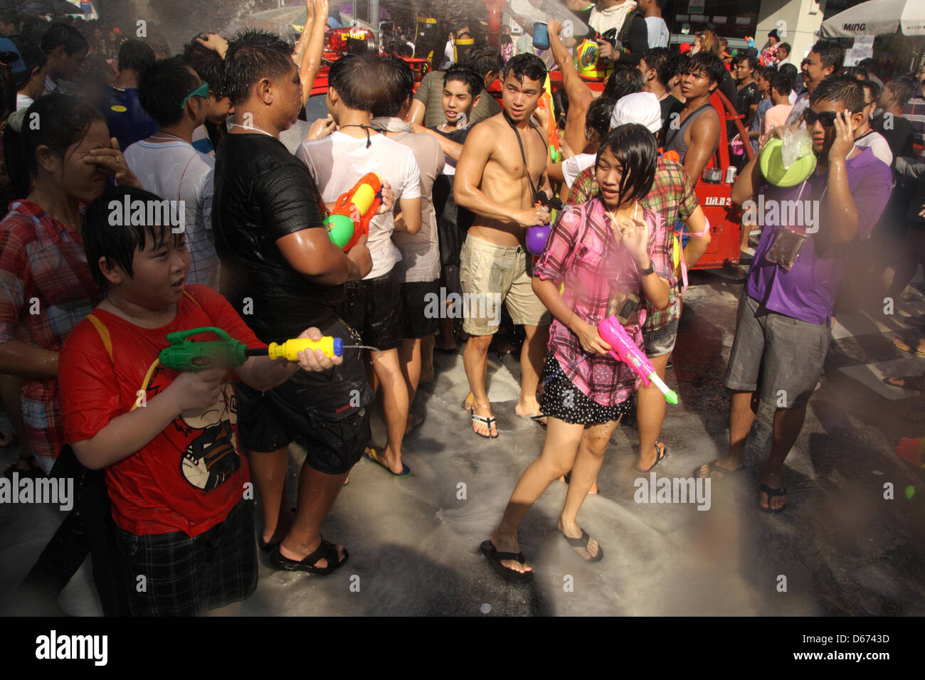 Bangkok, Tailandia. Il 14 aprile 2013. Più di un migliaio di persone stanno celebrando Songkran festival a Silom Road . Songkran, Thailandia del nuovo anno festival inizia segnando l inizio del nuovo anno per le popolazioni Thai, quando le persone celebrare in vari modi, compresi gli spruzzi di acqua in corrispondenza di ogni altro per fortuna. Piti un Sahakorn/Alamy Live News Foto Stock