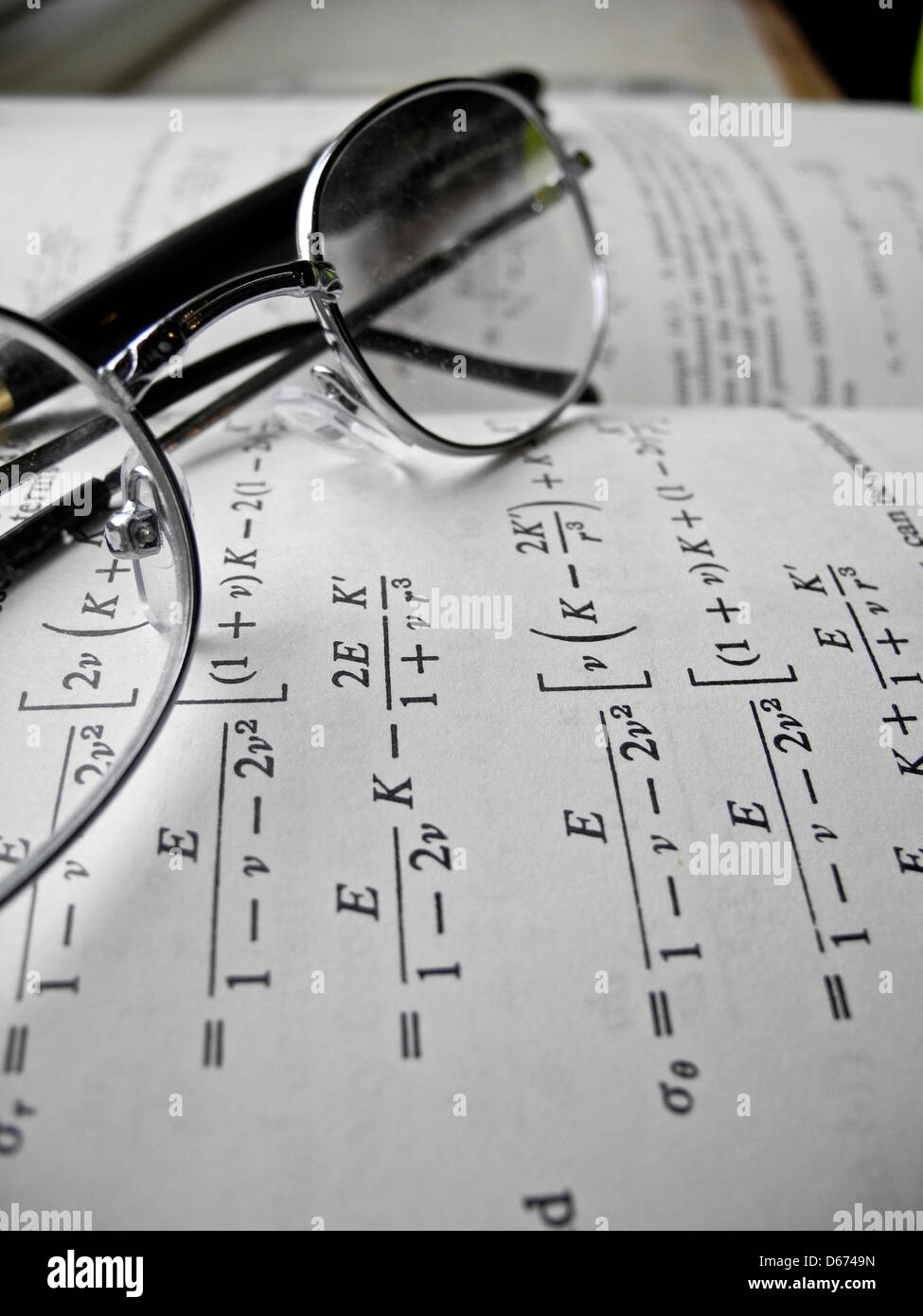 Equazioni matematiche e calcoli per gli studi e la pratica ingegneristica. Foto Stock
