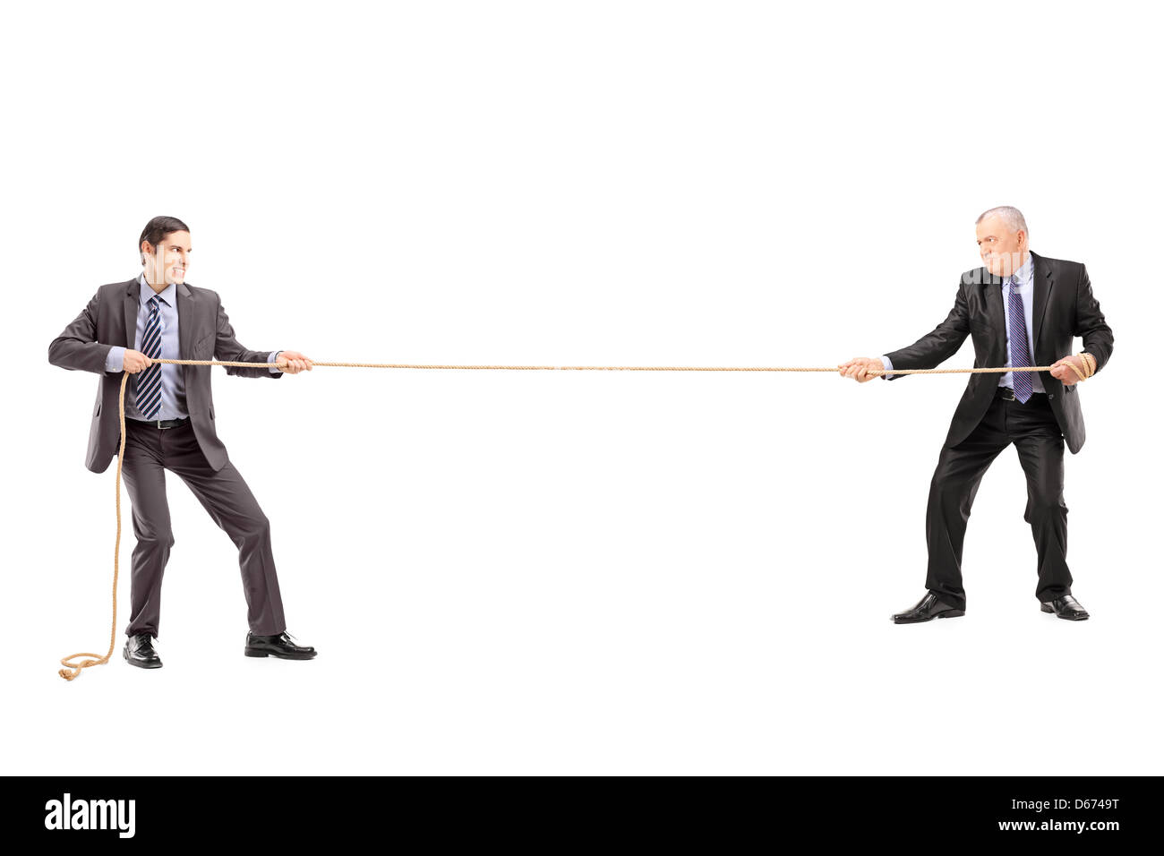 A piena lunghezza ritratto di due imprenditori tirando una corda isolato su sfondo bianco Foto Stock