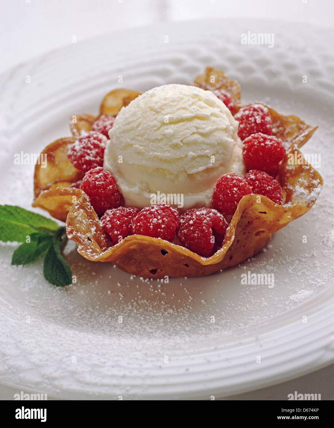 Il brandy cestello a scatto con gelato alla vaniglia e lamponi Foto Stock