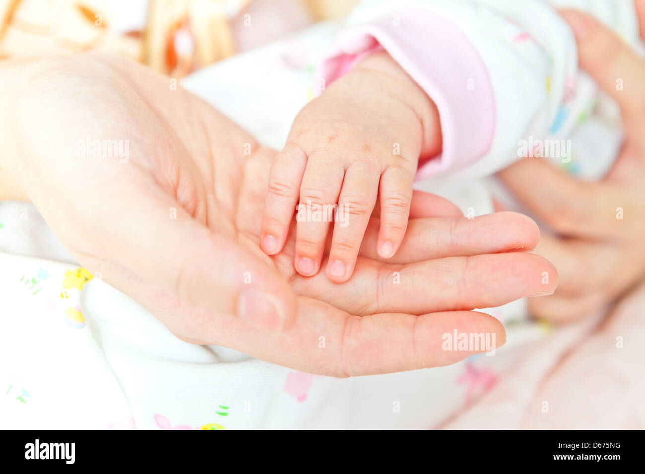 Close-up di baby la mano che tiene la madre la mano Foto Stock