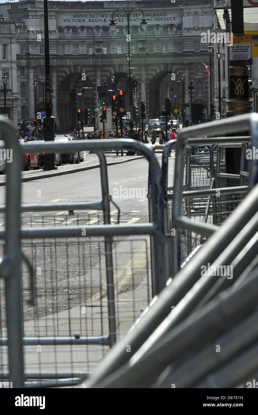 The Strand, Londra, Regno Unito. Il 14 aprile 2013. Barriere di sicurezza nel centro di Londra, guardando verso Admiralty Arch. La Baronessa Thatcher funerali delle barriere di sicurezza linea il percorso cerimoniale. Matteo Chattle/Alamy Live News Foto Stock