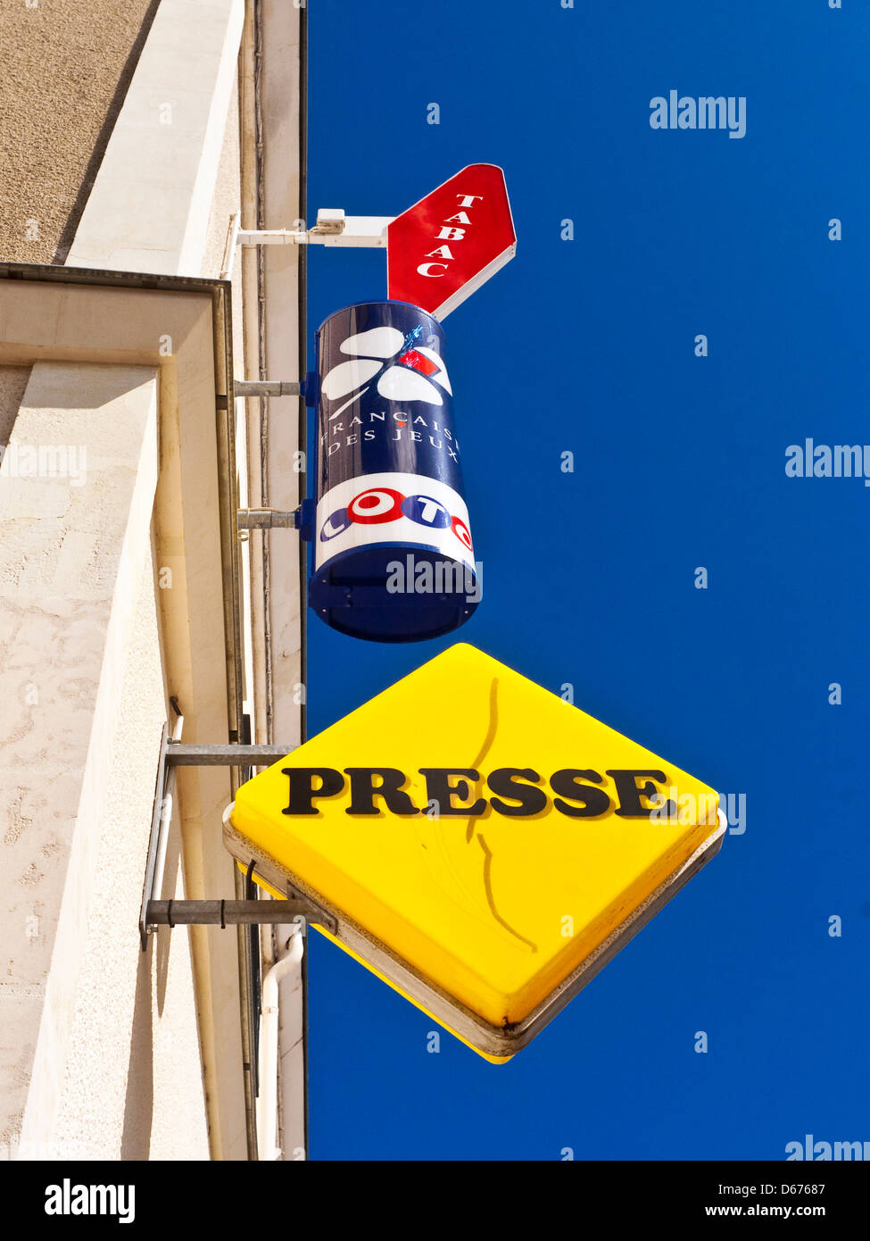 Plastica insegne pubblicitarie su tabaccheria parete - Francia. Foto Stock