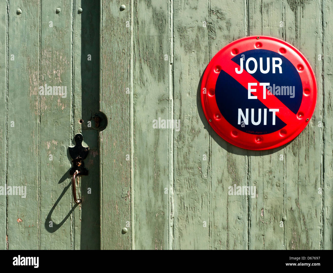 Nessuna attesa / Parcheggio non "Nuit et Jour' (giorno e notte) cartello stradale - Francia Foto Stock