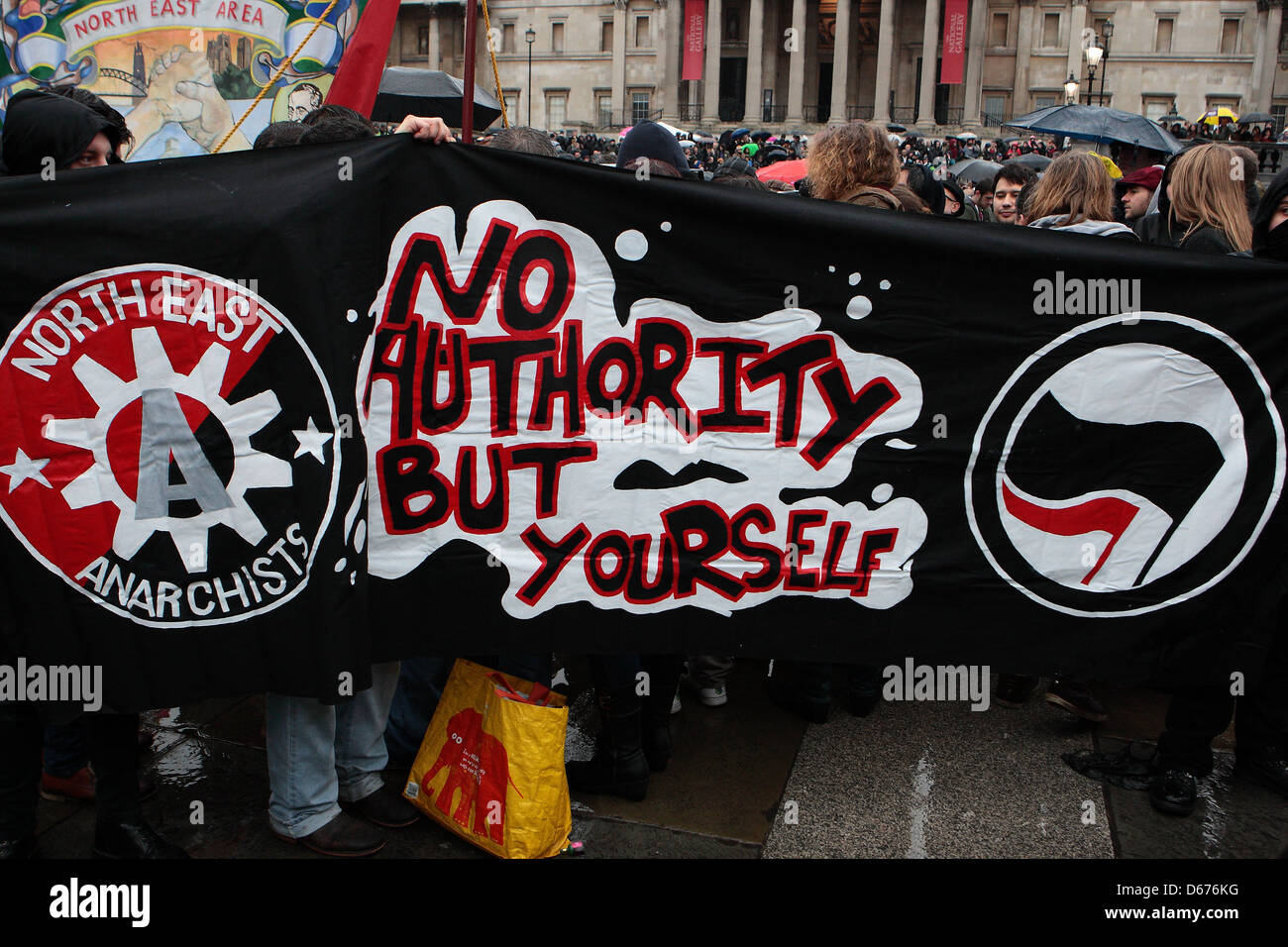 Il 13 aprile 2013 Folle a Trafalgar Square per un party per celebrare la morte dell ex primo ministro Baronessa Margaret Thatcher Foto Stock