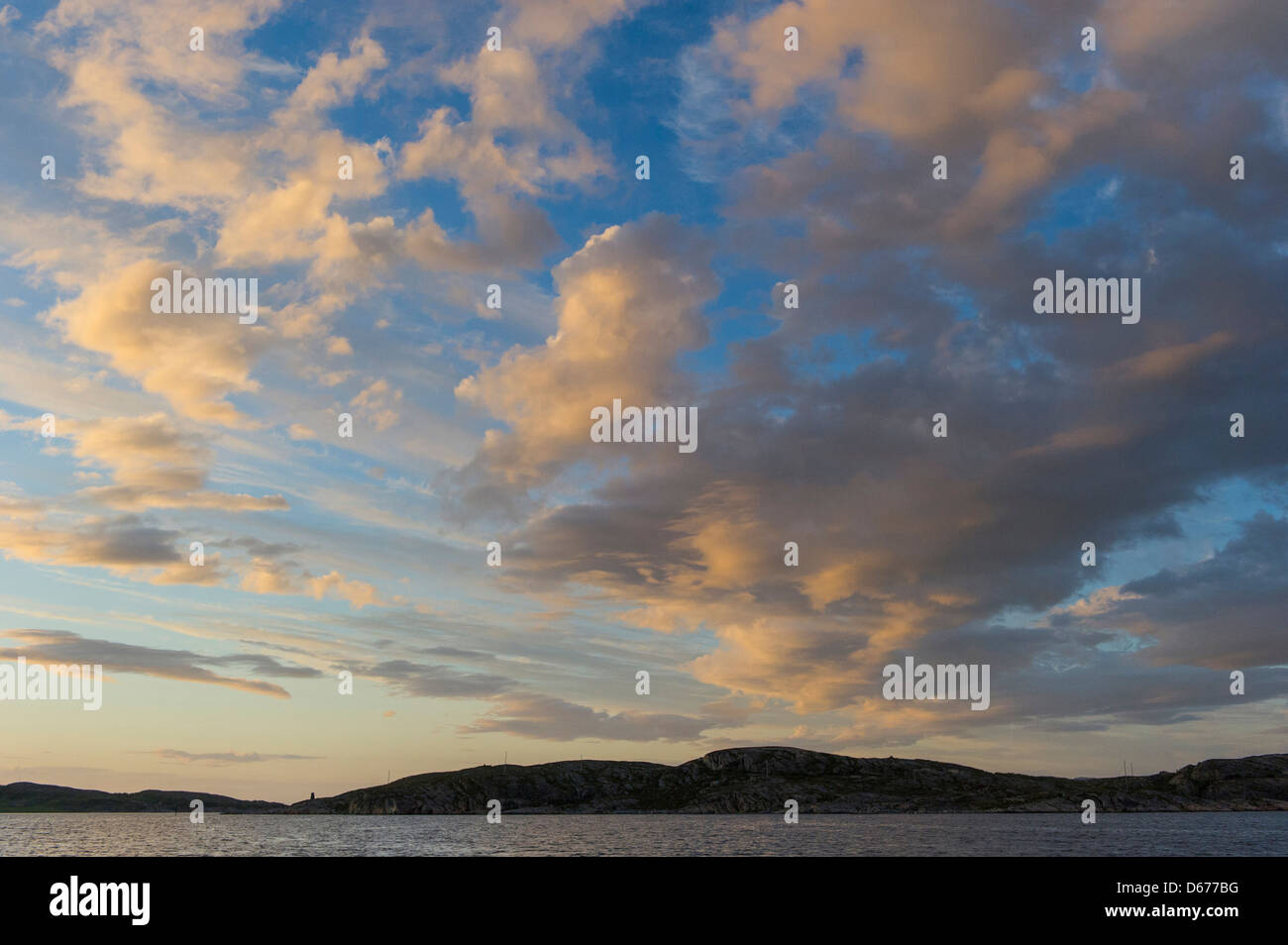 Tramonto al paesaggio costiero, lauvsnes, flatanger kommune, nord-il trondelag fylke, Norvegia Foto Stock