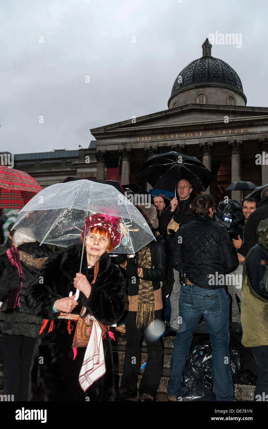 Londra, Regno Unito. Il 13 aprile, 2013. Persone celebrare in Tragalgar Square, Londra per contrassegnare la morte dell ex Primo Ministro Margaret Thatcher. La Baronessa Thatcher è morto all età di 87. Foto Stock