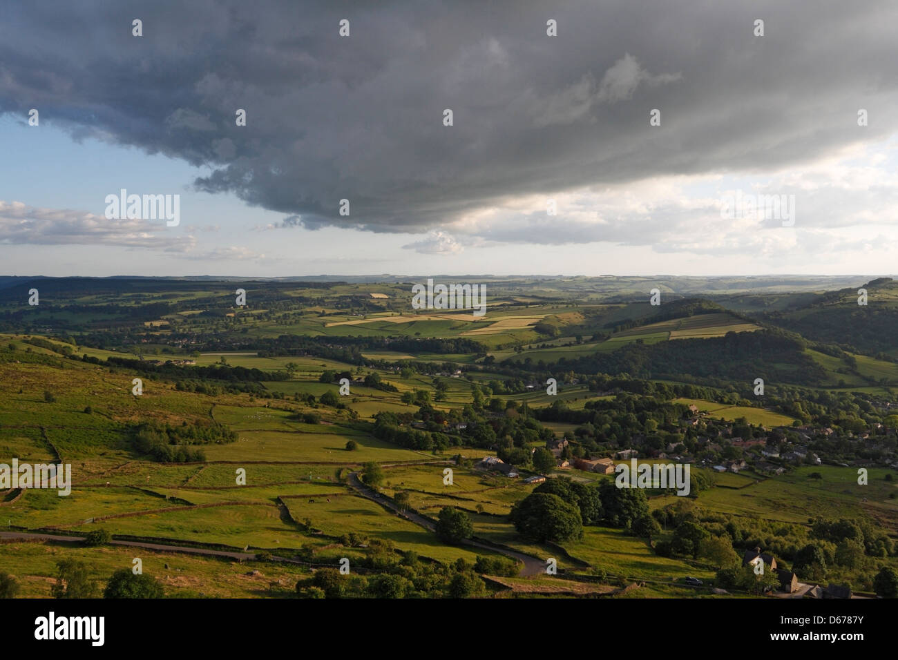 Nuvole drammatiche che si affacciano sul bordo Curbar nel Derbyshire Inghilterra Regno Unito. Peak District Parco Nazionale paesaggio. Campagna inglese Derwent Valley Foto Stock