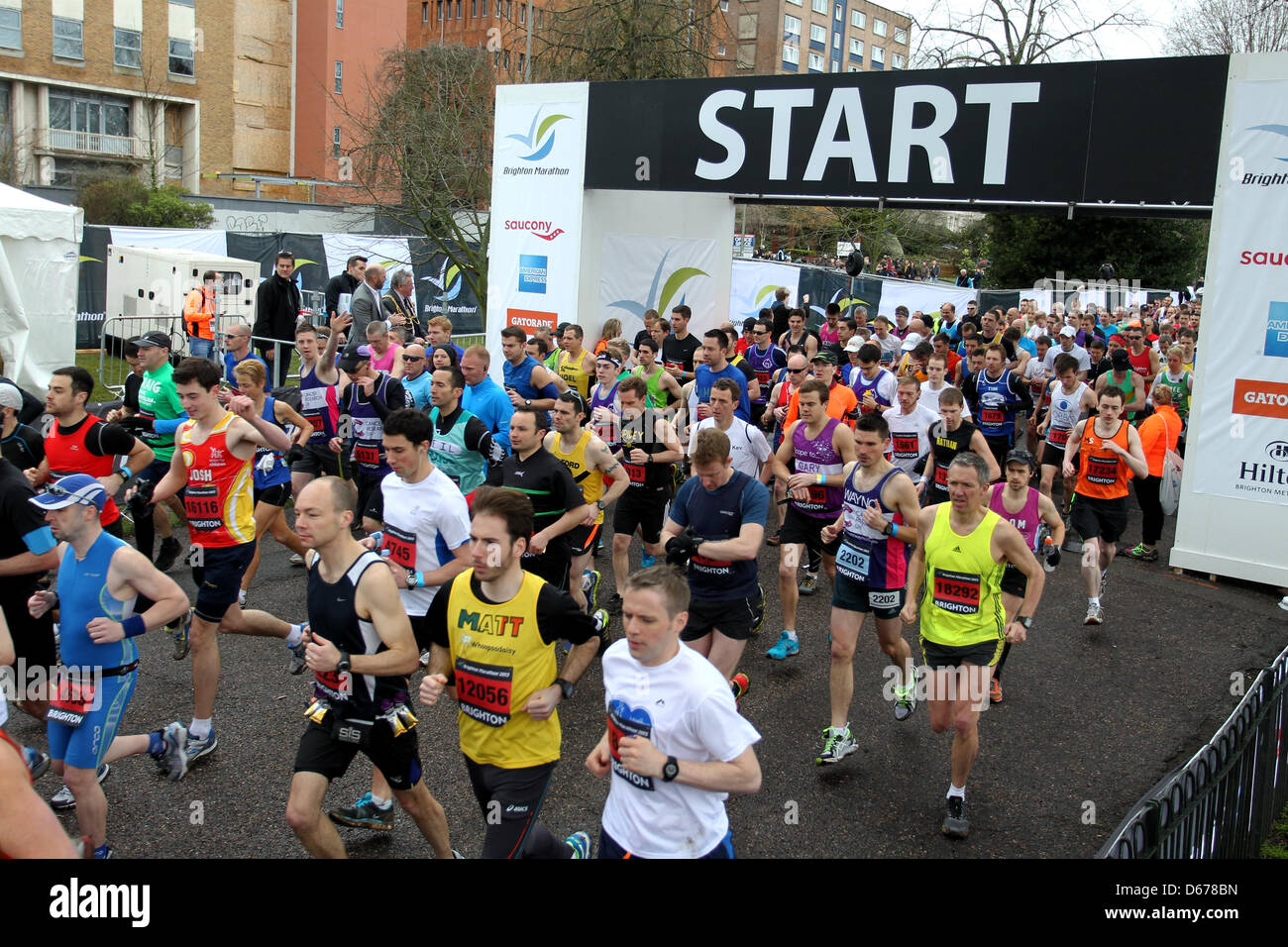 Brighton, Regno Unito. Il 14 aprile, 2013. Il Brighton Marathon 2013. Nella foto è azione dell'evento lungo il corso in Brighton e Hove, East Sussex, Regno Unito. Foto Stock