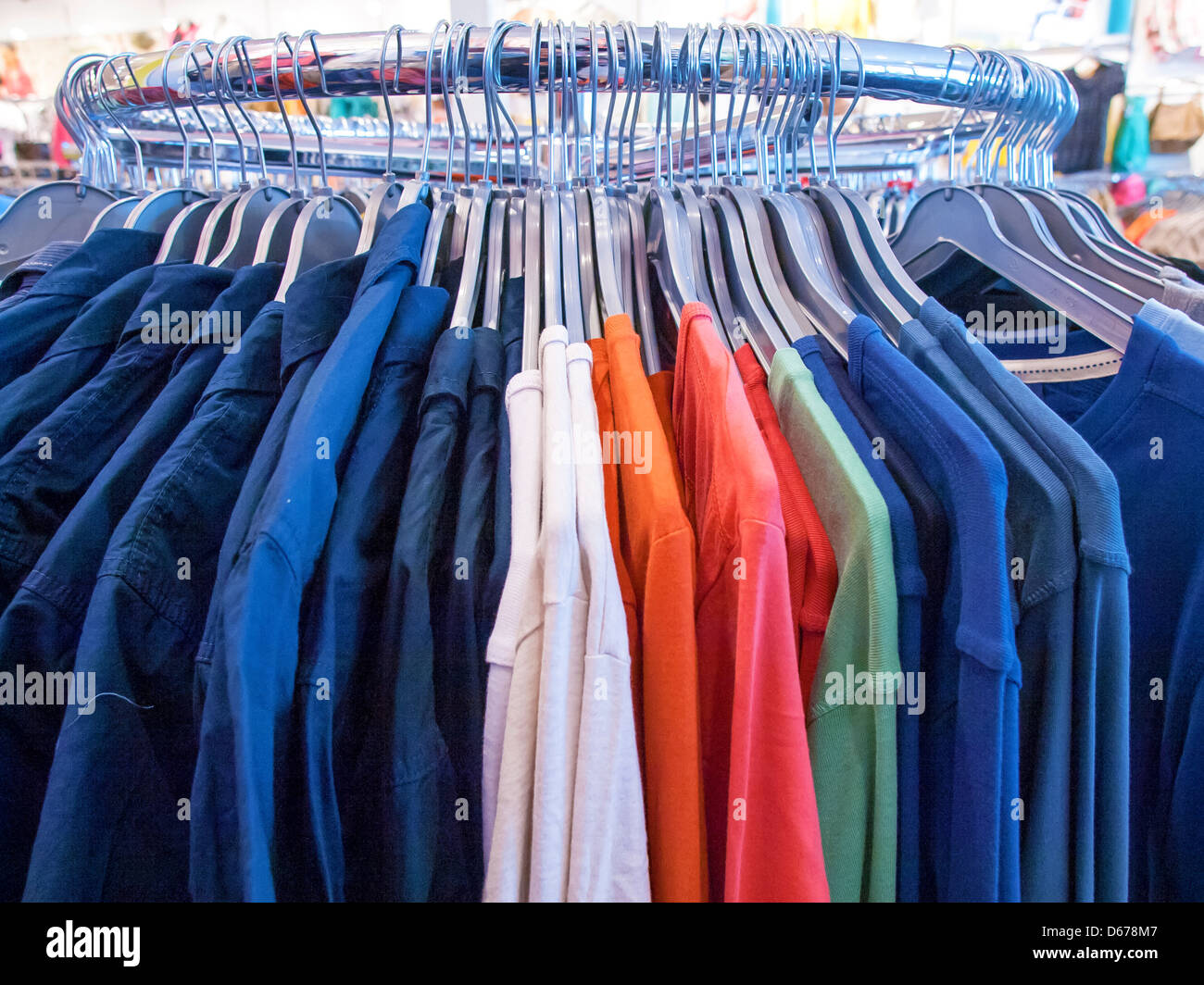Abbigliamento casual su un rack in un negozio di abbigliamento Foto Stock