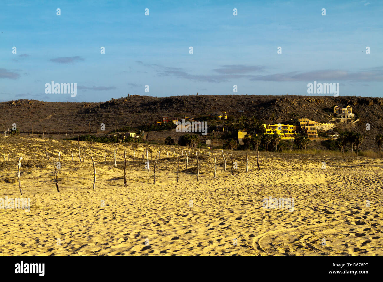 Le case sono accoccolato in un dirupo su un deserto tropicale spiaggia vicino a Todos Santos, Messico Foto Stock
