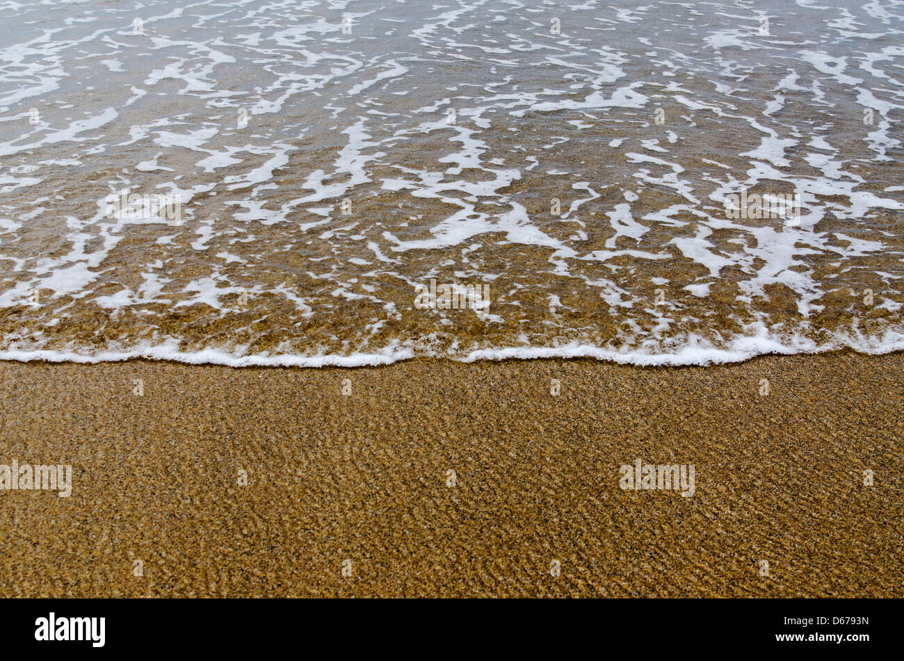 Dettaglio della sabbia e acqua di mare sulla spiaggia Foto Stock