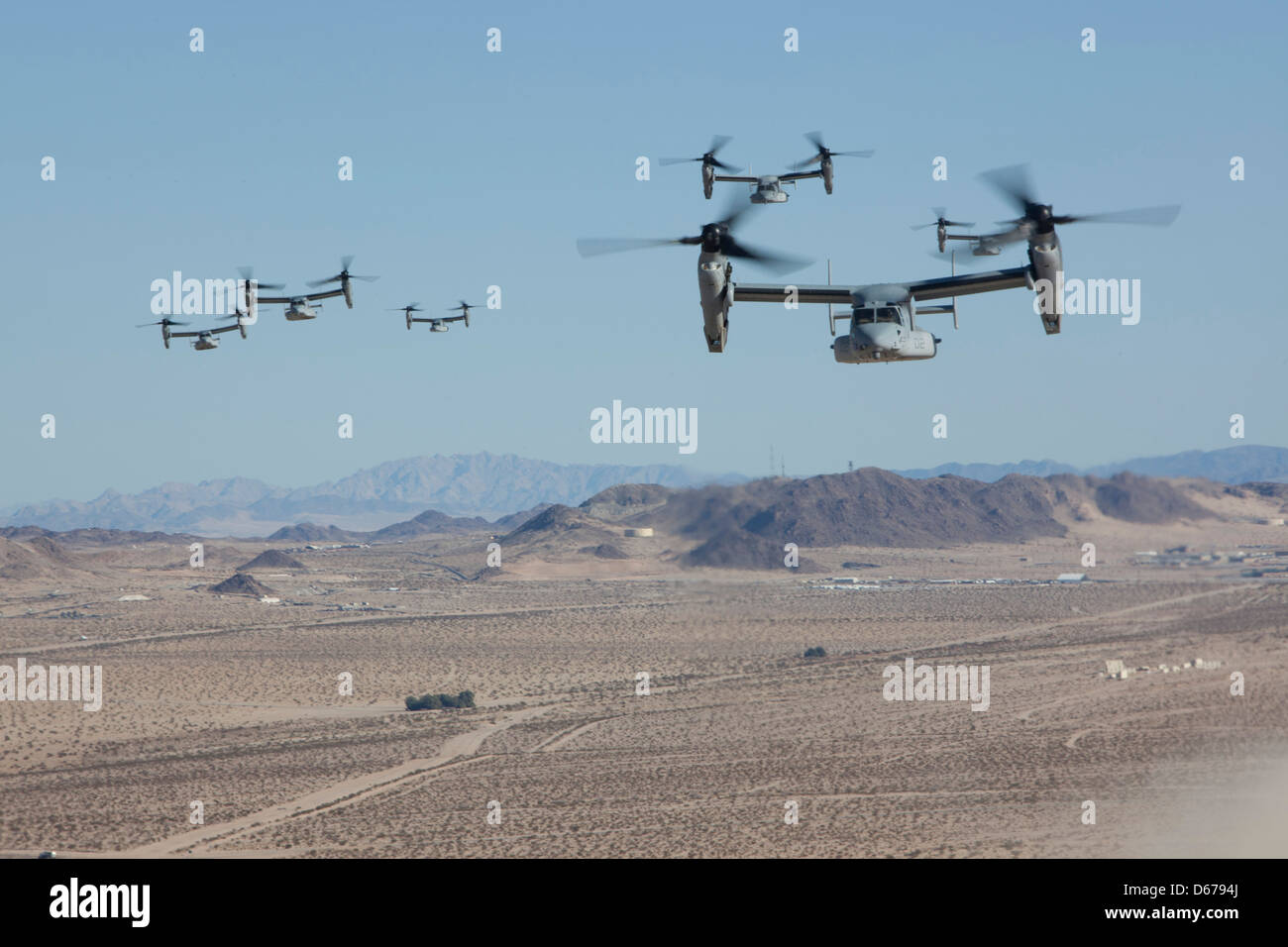 Un MV-22B Osprey del Marine Medium Tiltrotor Squadron 165 decolla dalla 29 Palms Marine Corps base, California, il 14 febbraio 2013, per un volo di addestramento focalizzato sulle grandi tattiche di leadership di volo. Foto Stock
