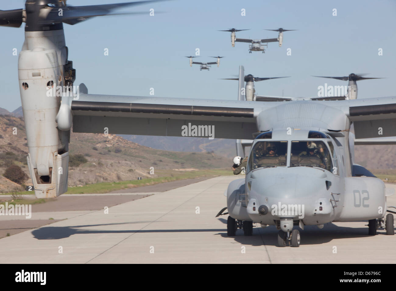 MV-22B Osprey da Marine Medium Tiltrotor Squadron 165 decollo da Marine Corps base Camp Pendelton, California, 14 febbraio 2013. Lo scopo di questo volo era quello di praticare grandi tattiche di leadership di volo. (STATI UNITI Corpo marino foto di Lance CPL. Allison J. Herman/RILASCIATO) Foto Stock