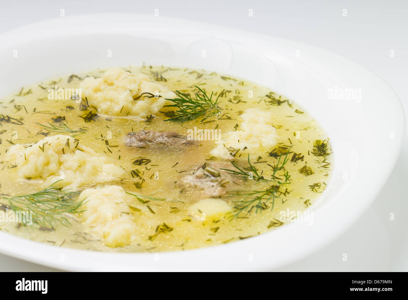 Zuppa tradizionale con pasta e carne in piastra bianca Foto Stock