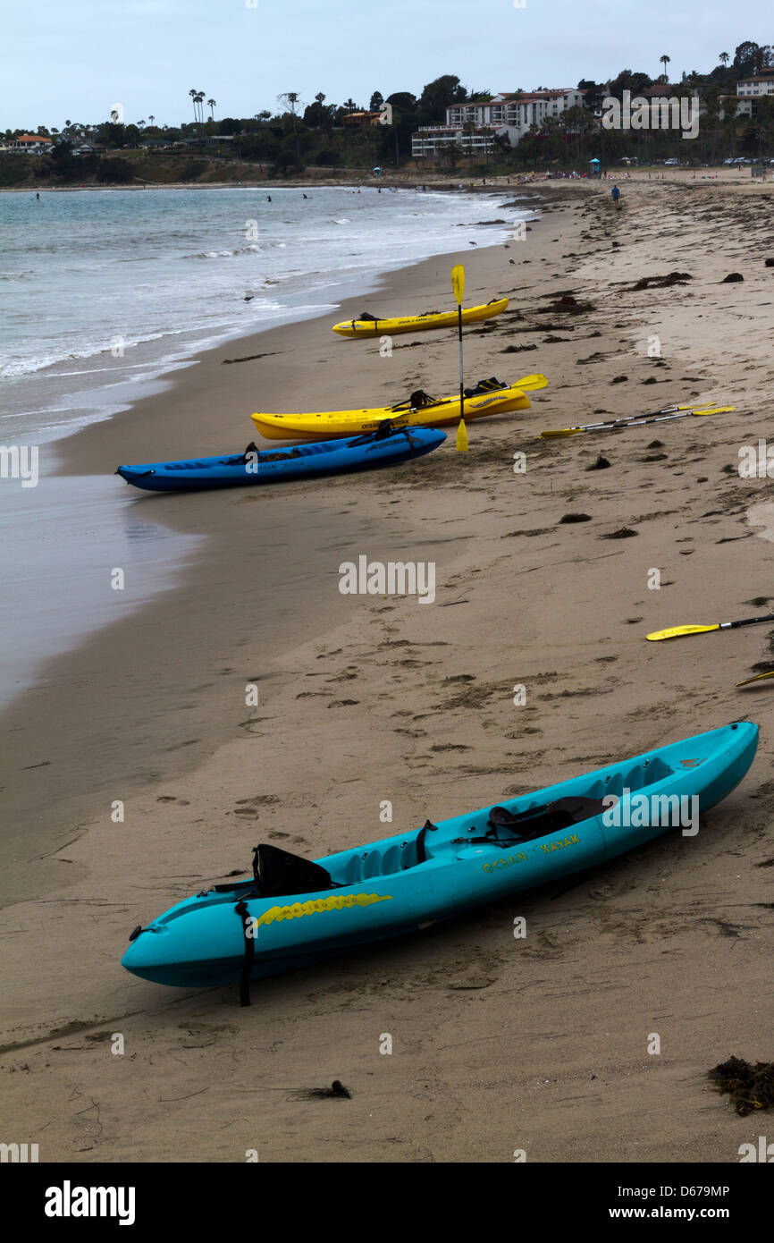 Kayaks colorati su una sezione deserte della spiaggia di Santa Barbara in California Foto Stock