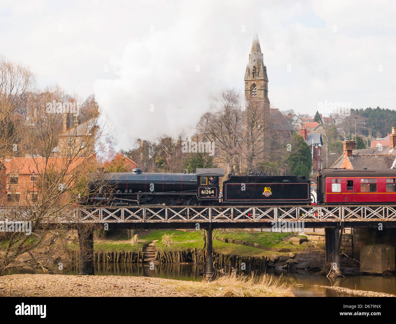 Classe NYMR B1 locomotiva a vapore capi Yorkshire Coast Express da Whitby passando attraverso a Ruswarp Aprile 2013 Foto Stock
