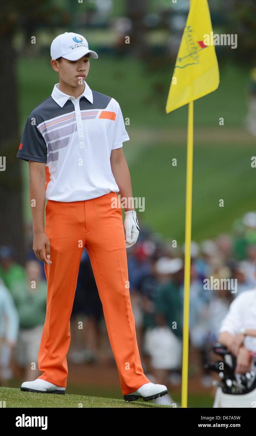 Augusta, Georgia, Stati Uniti d'America. Il 14 aprile, 2013. Tianlang Guan attende su No. 7 verde durante il round finale del 2013 Masters a Augusta National Golf Club domenica 14 aprile, 2013, in Augusta, Ga. Foto Stock