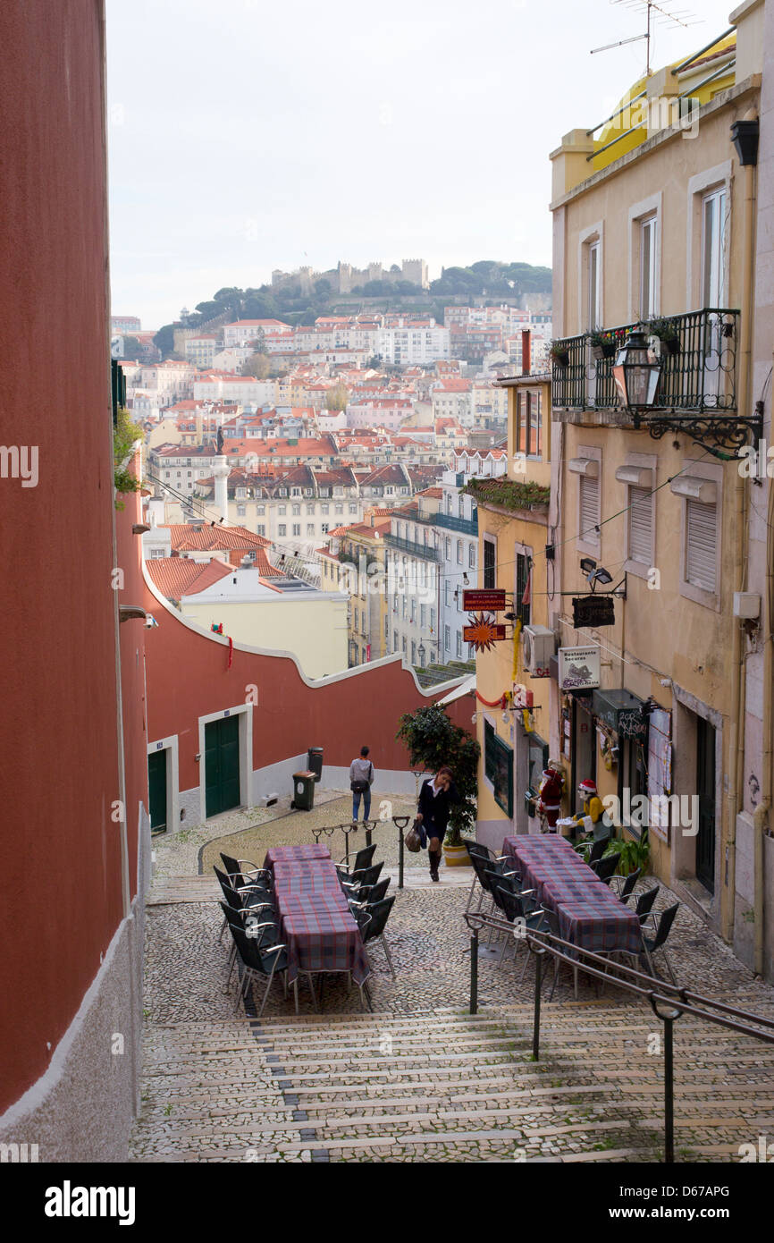 Lisbona, Portogallo. Vista panoramica sui tetti della città e la Collina del Castello di São Jorge. Foto Stock