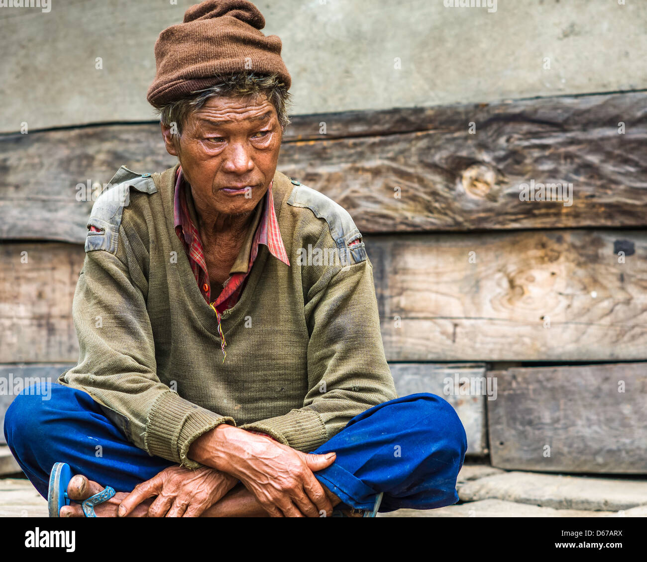 Un uomo della tribù Monpa prende nel pomeriggio di aria in corrispondenza del vecchio borgo murato di Dirang in western Arunachal Pradesh, India. Foto Stock