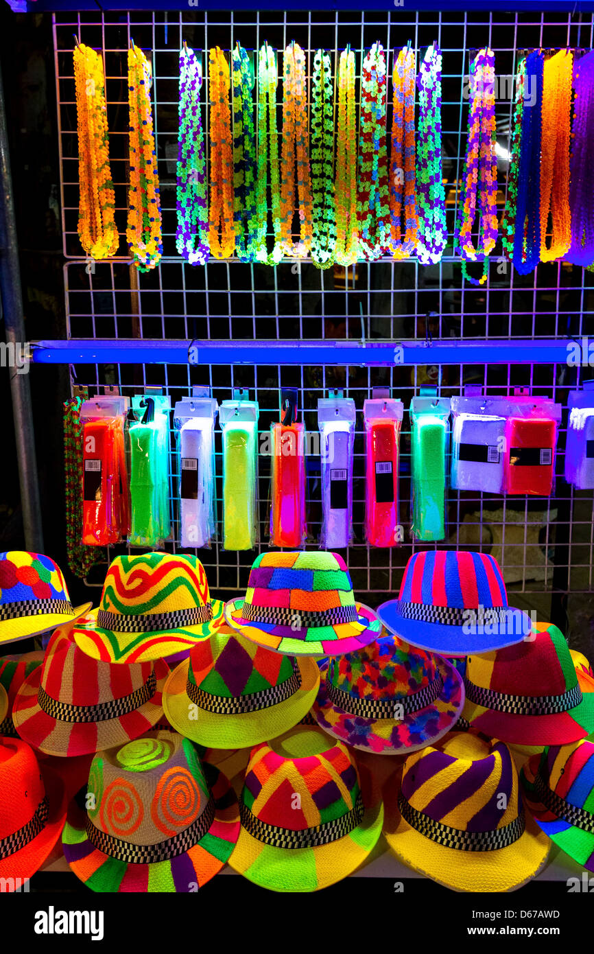 Colorfull e luminose cappelli e perle per crazy nightparty Foto Stock