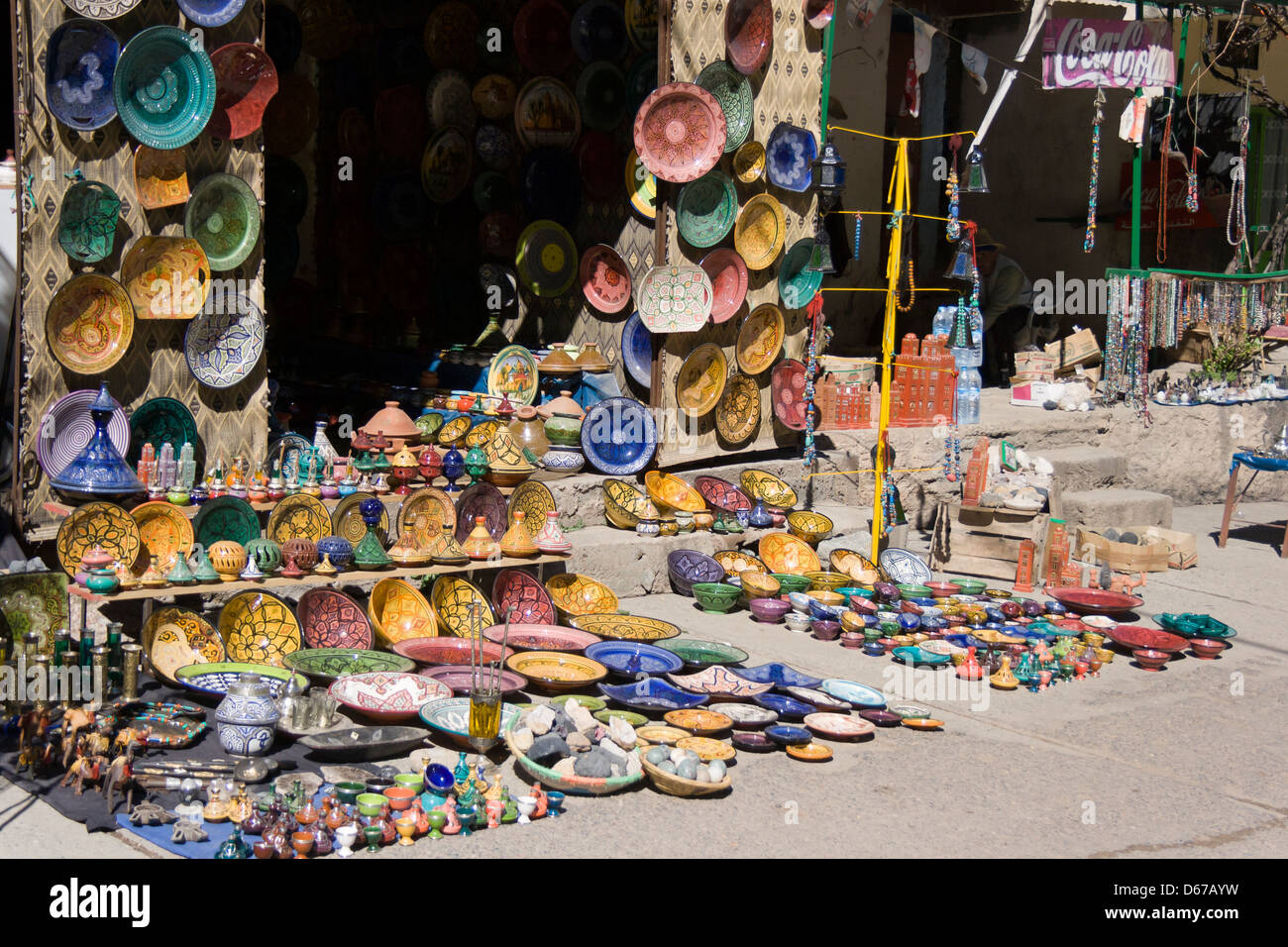 Ourika Valley, Marocco. Negozio di souvenir vendita di piastre in ceramica e gli ingredienti di base di una tagine. Foto Stock