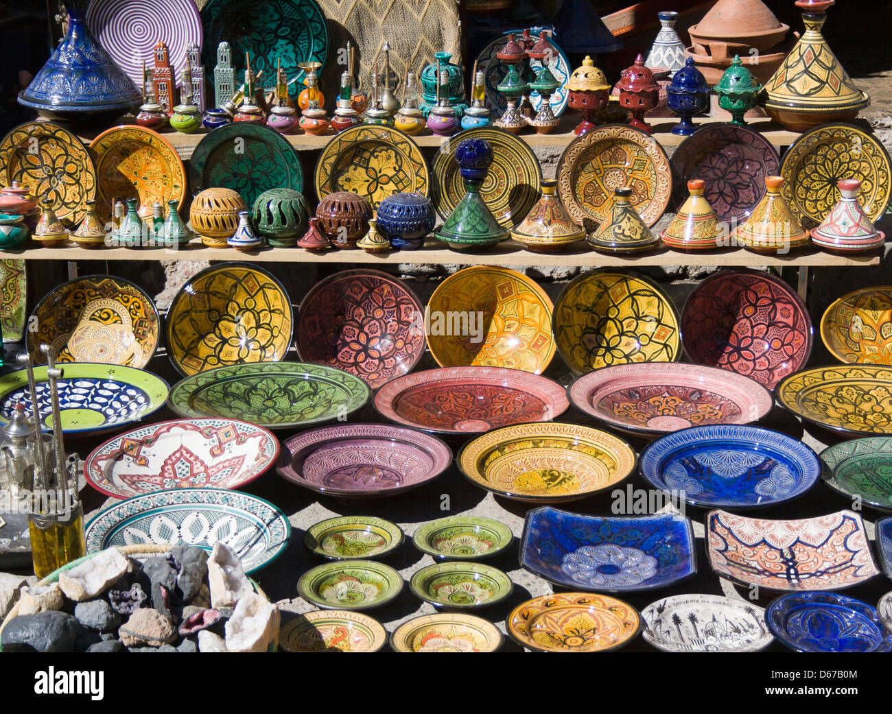 Ourika Valley, Marocco. Negozio di souvenir vendita di piastre in ceramica e gli ingredienti di base di una tagine. Foto Stock
