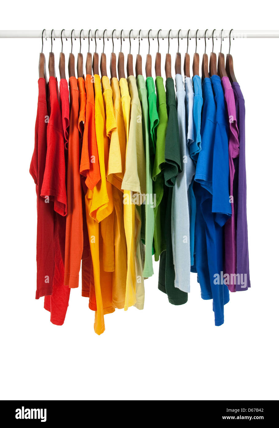 I colori dell'arcobaleno. Varietà di camicie casual su portabiti in legno, isolato su bianco. Foto Stock